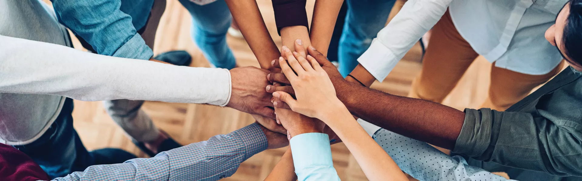 imagem de varias pessoas em um circulo dando as mãos