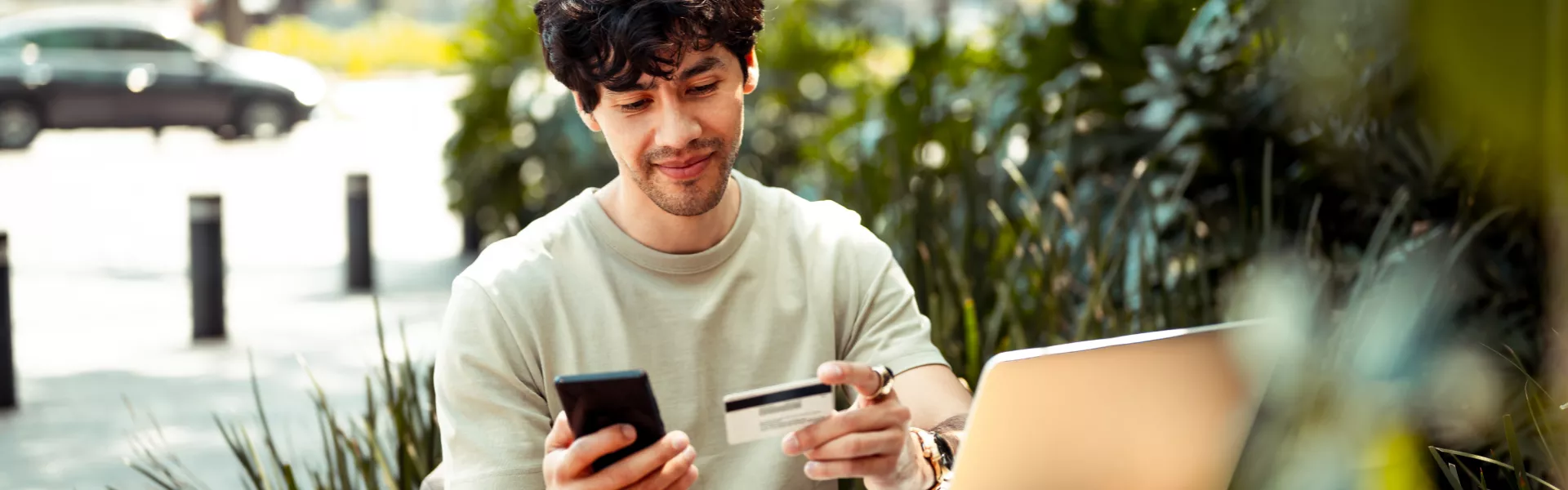 Imagem de um homem usando seu celular