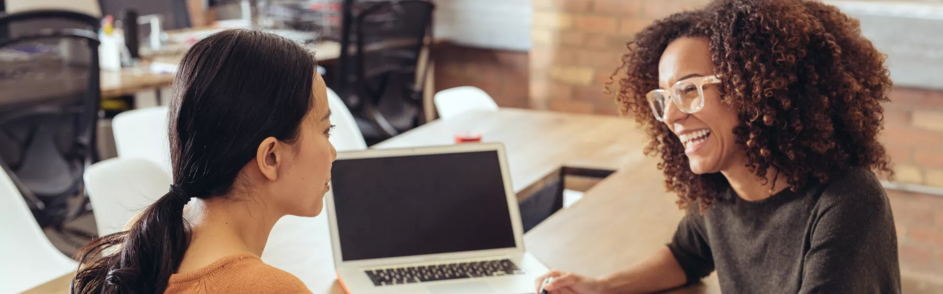 Duas colegas de trabalho conversando
