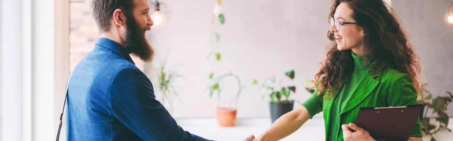 Imagem de um humem e uma mulher se cumprimentando