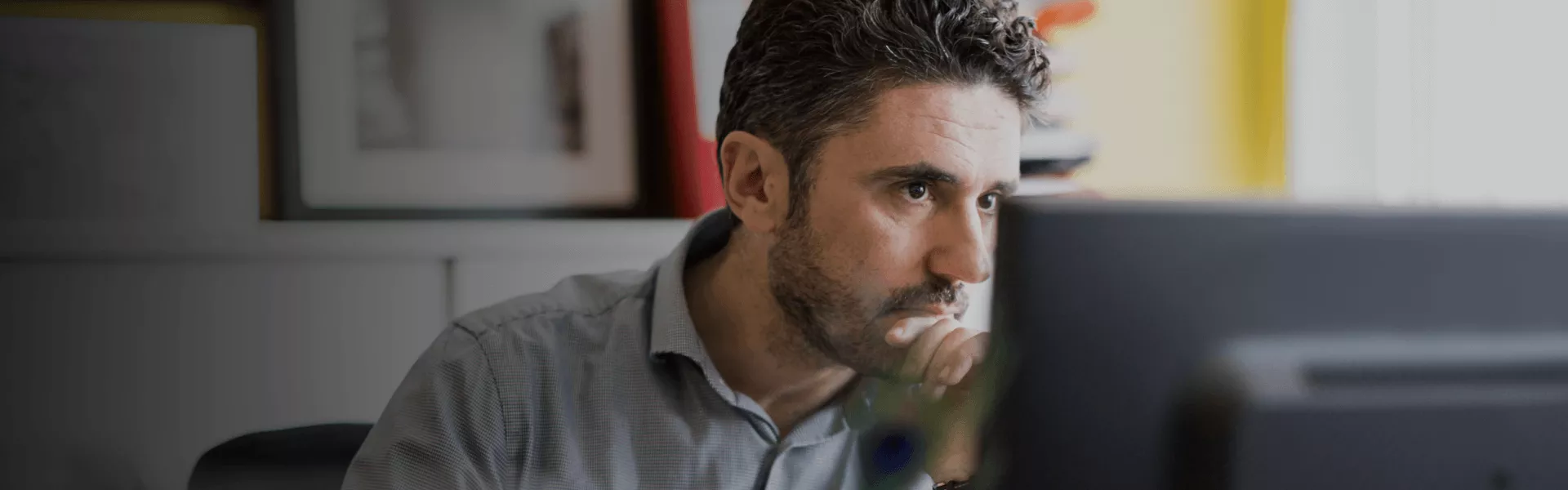 imagem de um homem usando seu computador