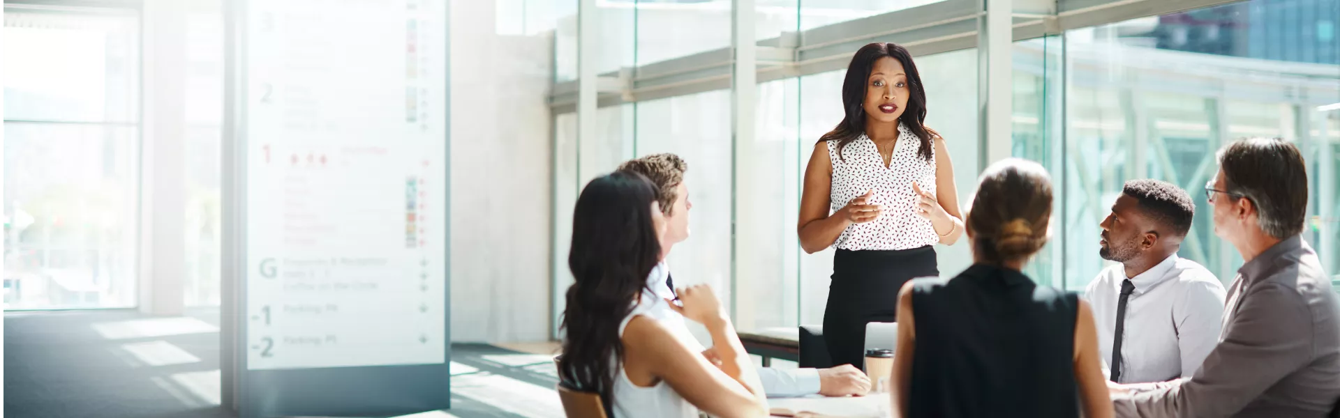 Mulher dando palestra
