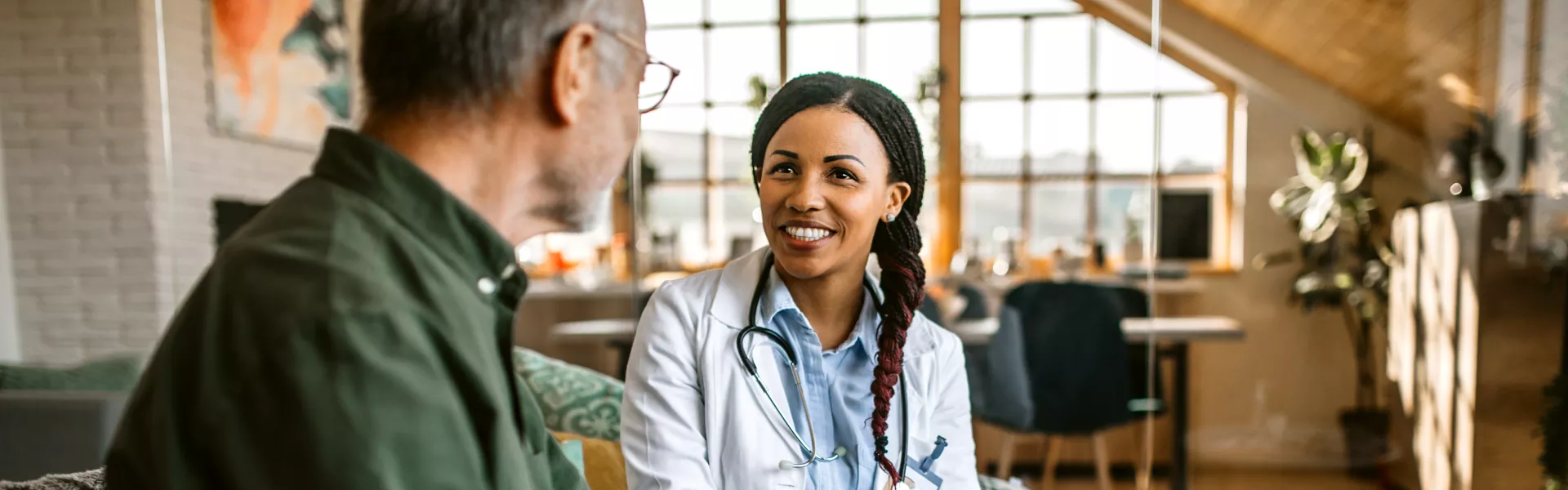 Uma medica conversando com um homem