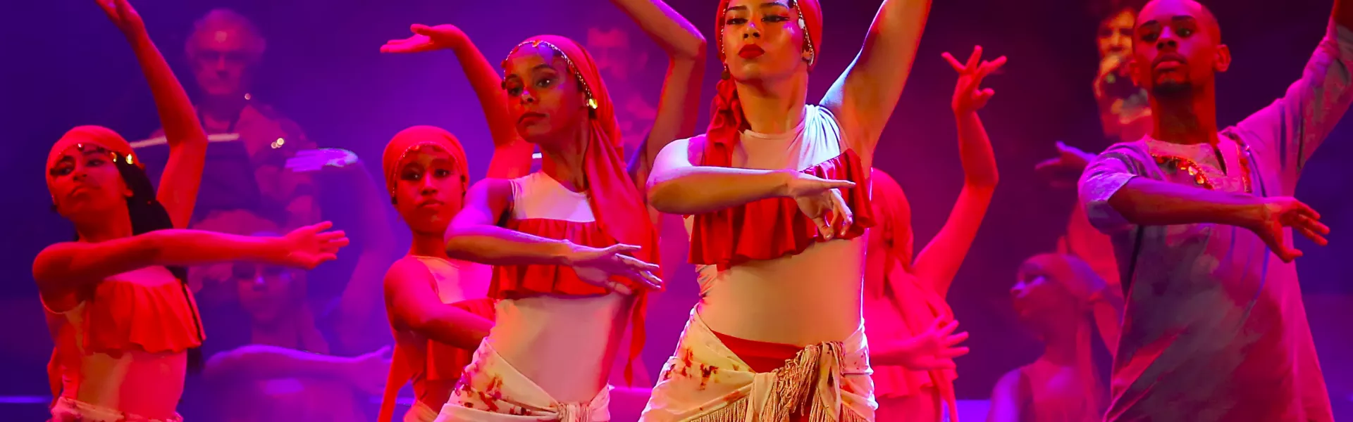 Grupo de pessoas dançando