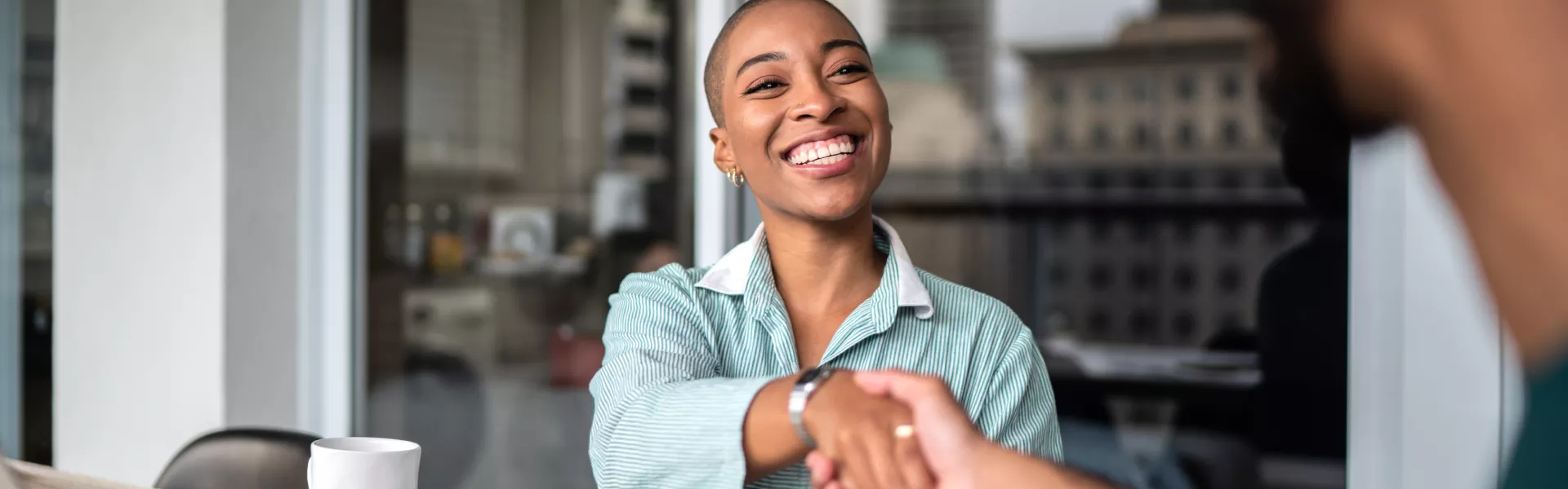 Imagem de uma mulher sorrindo