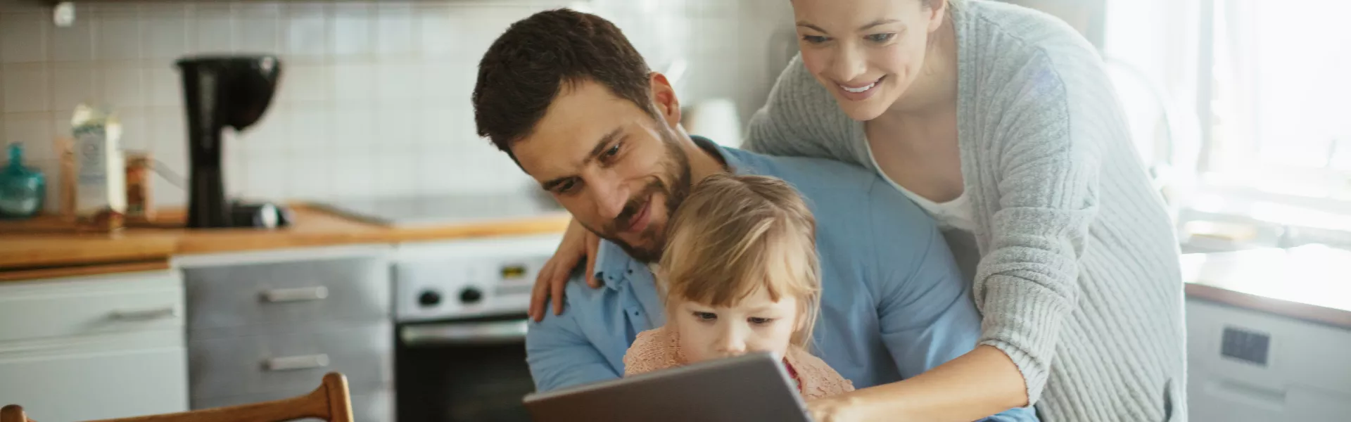 imagem de um casal com seu filho