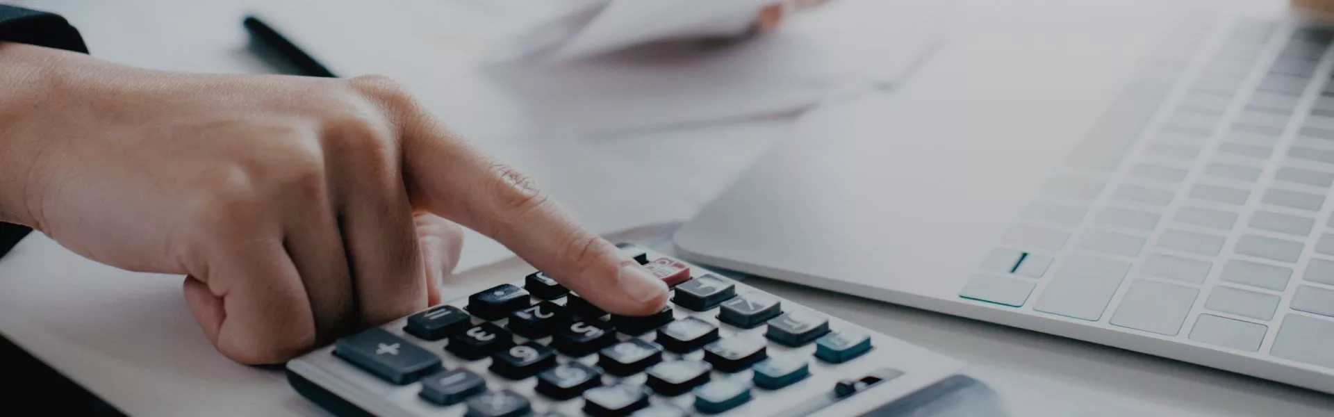 imagem de um homem usando seu laptop