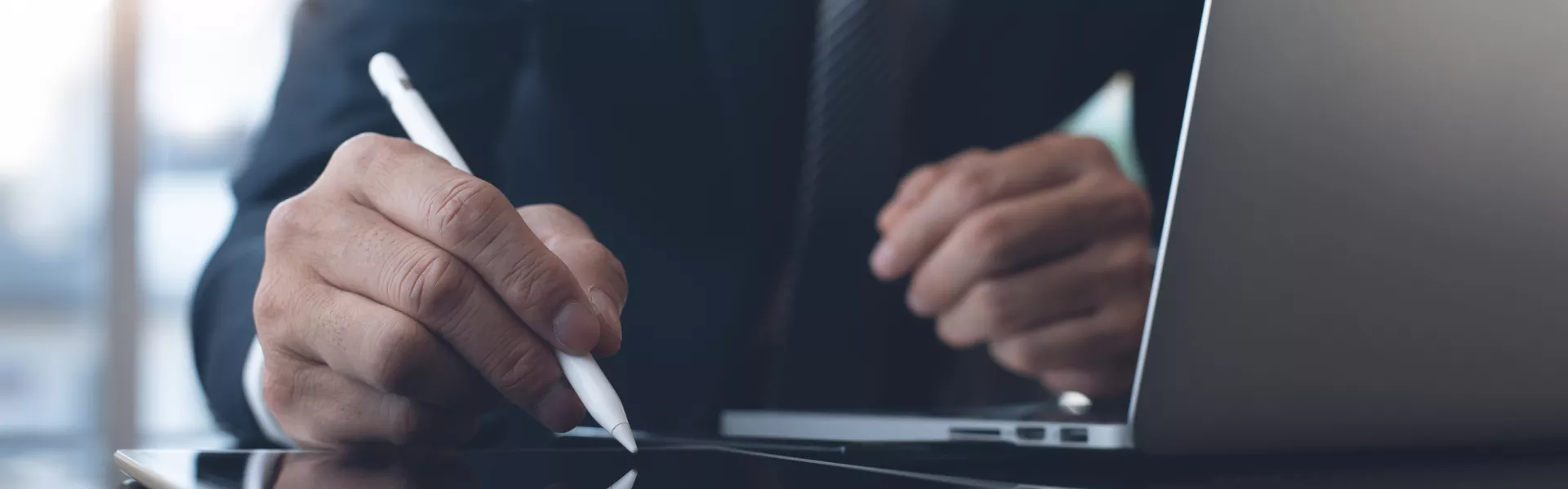 homem em uma mesa digitalizadora