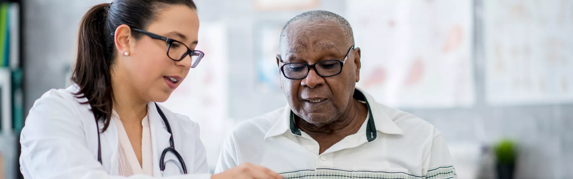 Medica atendendo paciente