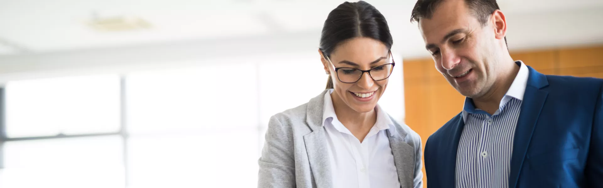 imagem de uma mulher e um homem conversando