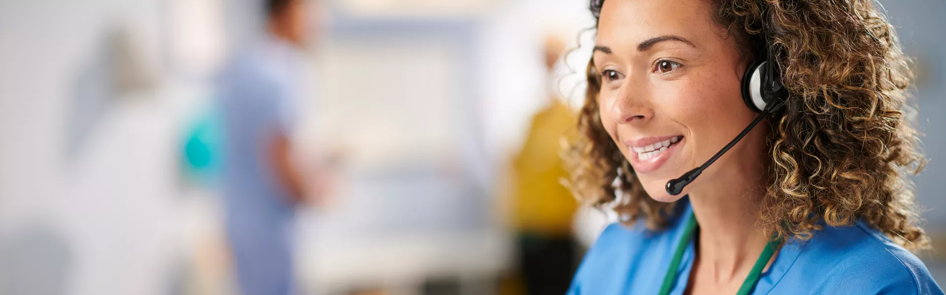 Imagem de uma mulher do atendimento por telefone