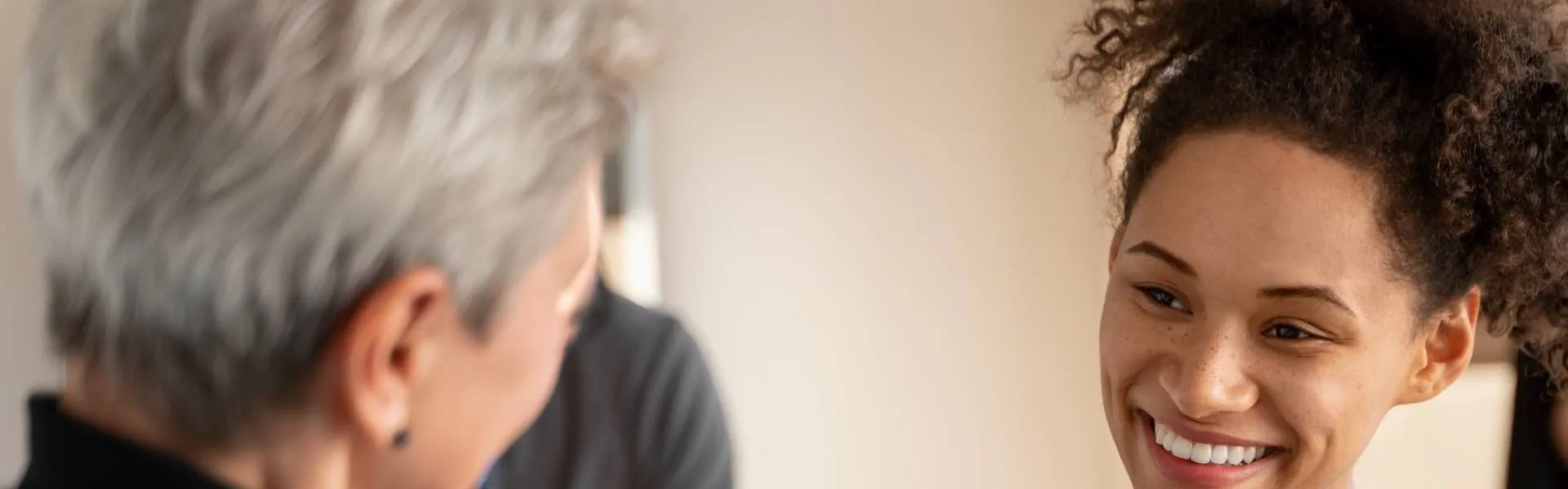 Imagem de uma mulher sorrindo