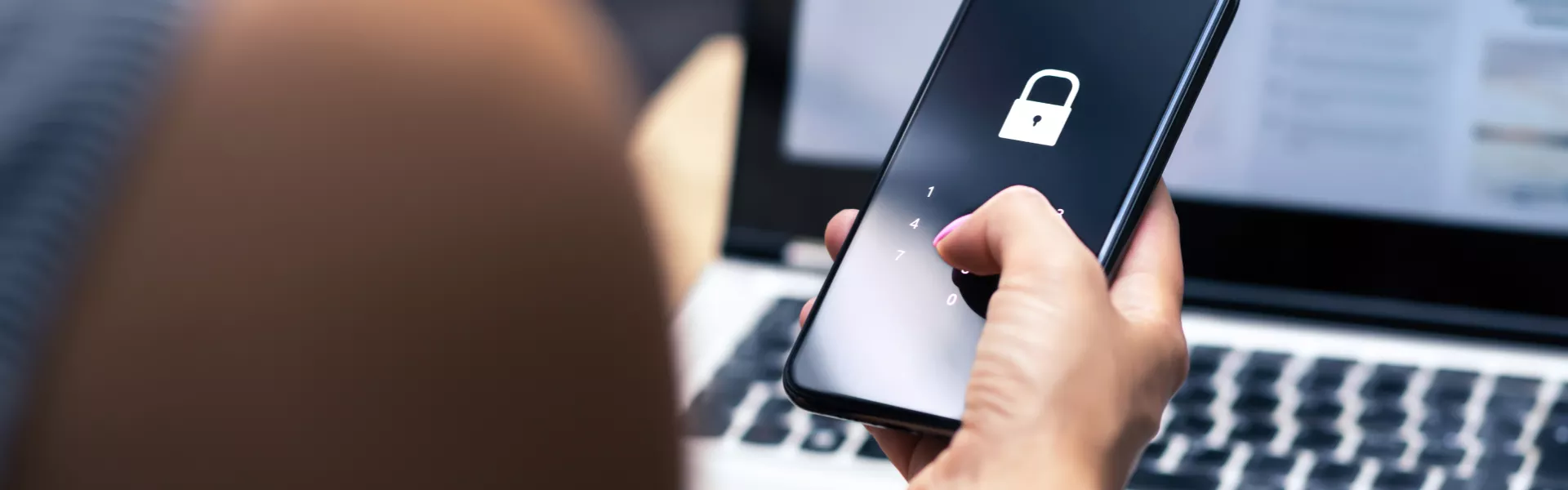 imagem de uma mulher usando seu celular