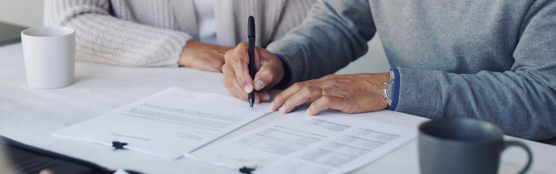 imagem de um homem assinando um documento