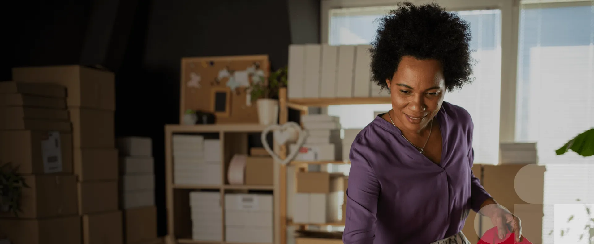 mulher utilizando notebook