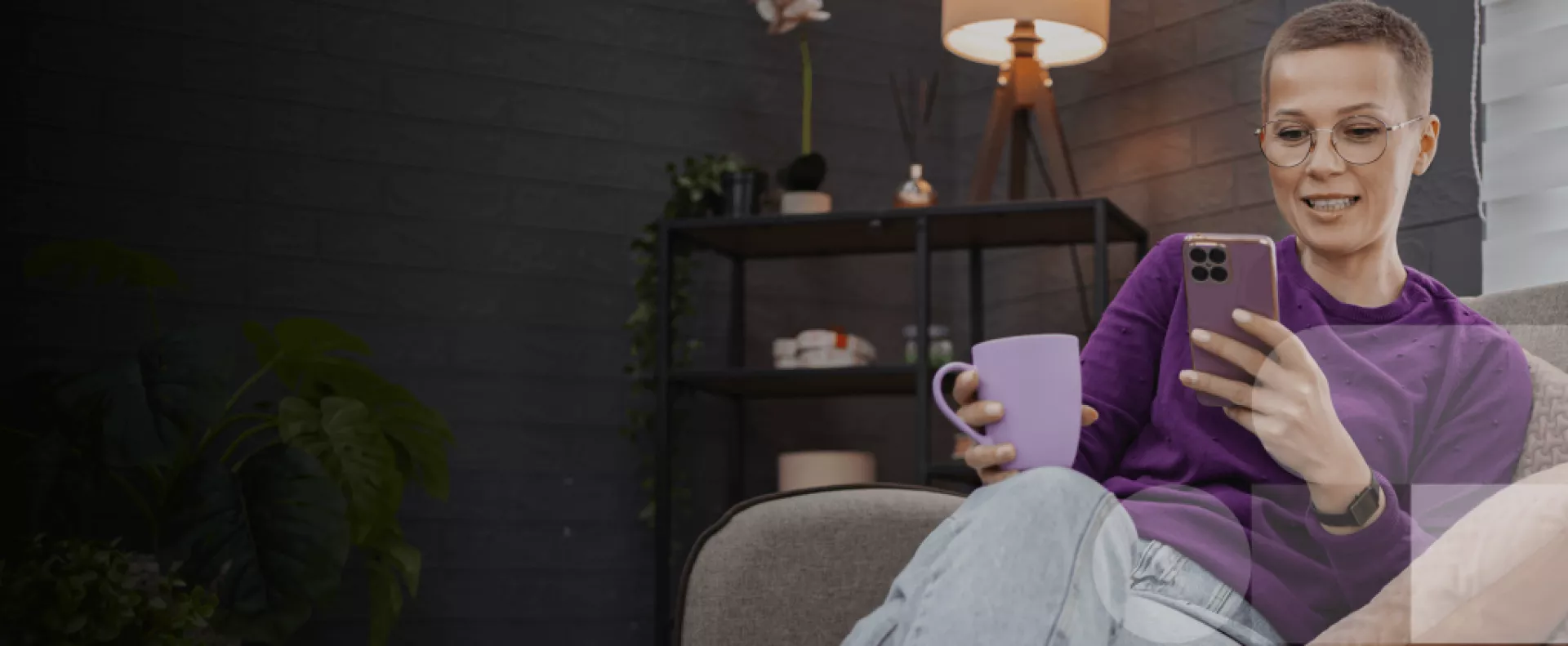 mulher utilizando o celular