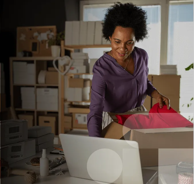 mulher utilizando notebook