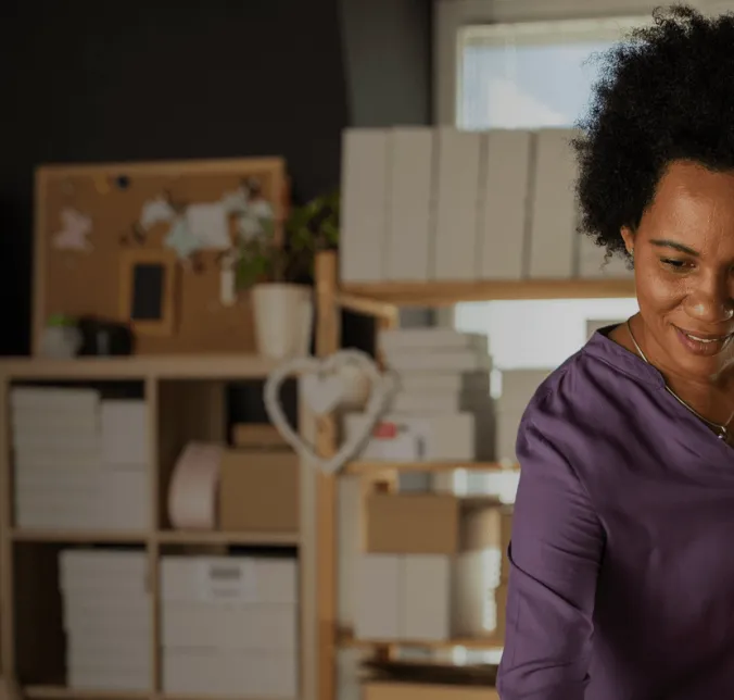 mulher utilizando notebook