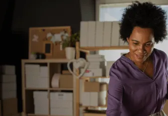 mulher utilizando notebook