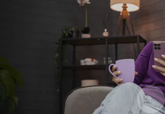 mulher utilizando o celular