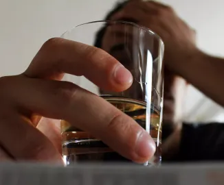 O que é alcoolismo? Como identificá-lo e quais os tratamentos disponíveis