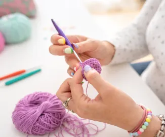 Crochê para iniciantes: benefícios da prática e como começar