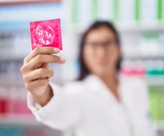 Preservativo: tipos, como usar e por que é essencial para a saúde sexual