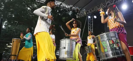 Grupo de pessoas dançando