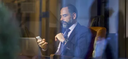 Homem mexendo no celular