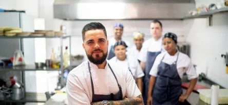 Grupo de pessoas na cozinha