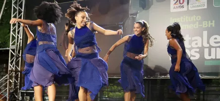 Grupo de pessoas tocando instrumentos