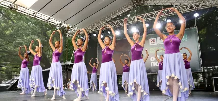 Grupo de crianças no balanço