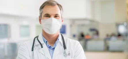 Medico sorrindo