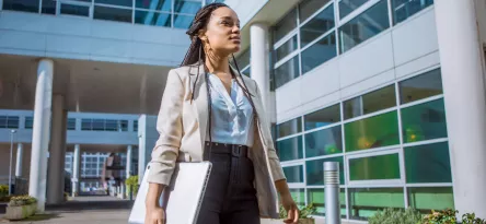 Mulher com documentos