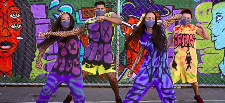 Grupo de pessoas dançando