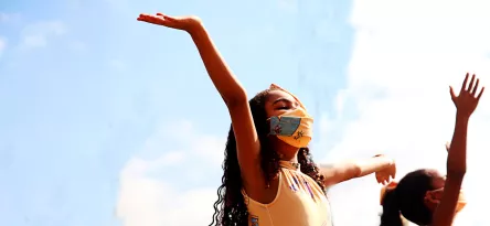 Grupo de pessoas dançando