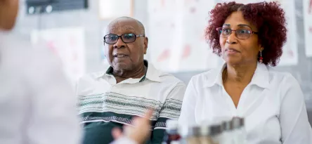 Casal sendo atendido