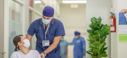 Medico atendendo paciente