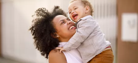 Mãe e filho sorrindo
