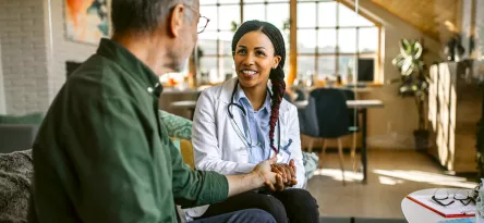 Medica atendendo paciente