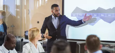 Homem apresentando relatório