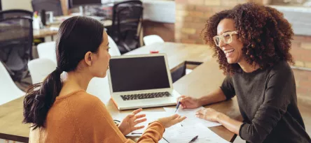 Duas mulheres conversando