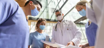 Médico e enfermeiros conversando