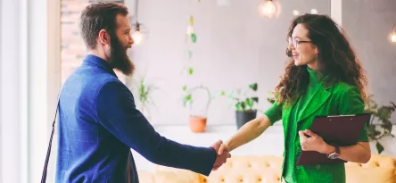 Pessoas se cumprimentando