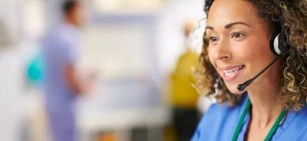 Mulher atendendo cliente por telefone
