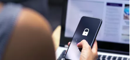 Pessoal acessando ao celular