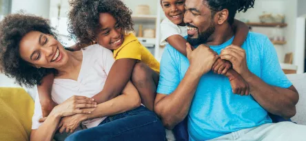 Familia se abraçando