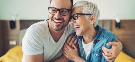 Pessoas se abraçando