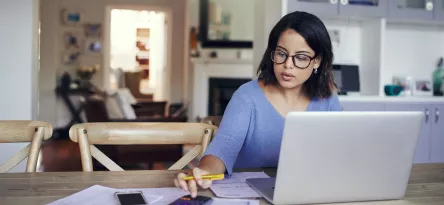 Mulher no computador