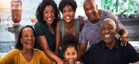 Familia com 6 membros sorrindo